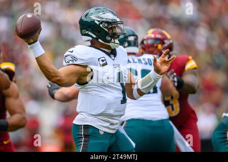 Landover, MD, USA. Oktober 2023. Philadelphia Eagles Quarterback Jalen Hurts (1) wirft einen Pass während des NFL-Spiels zwischen den Philadelphia Eagles und den Washington Commanders in Landover, MD. Reggie Hildred/CSM/Alamy Live News Stockfoto