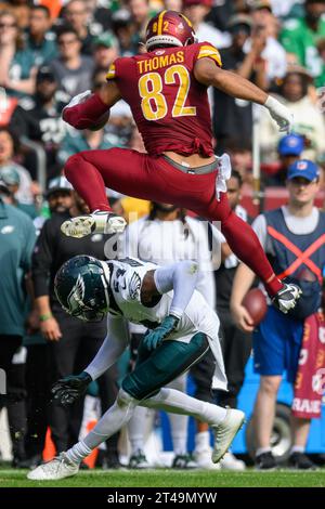Landover, MD, USA. Oktober 2023. Washington Commanders Tight End Logan Thomas (82) springt während des NFL-Spiels zwischen den Philadelphia Eagles und den Washington Commanders in Landover, MD, über den Cornerback James Bradberry (24) der Philadelphia Eagles. Reggie Hildred/CSM/Alamy Live News Stockfoto
