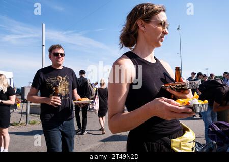 Ein Paar mit Fast Food und Bier auf dem Market Square im Zentrum von Helsinki, Finnland. Foto: Rob Watkins Stockfoto