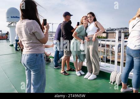 Passagiere, die Fotos auf einem Kreuzfahrtschiff im zentralen Hafen von Helsinki machen, die auf einer Ostseekreuzfahrt zwischen Finnland, Åland und Schweden unterwegs sind Stockfoto