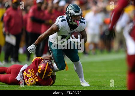 Landover, MD, USA. Oktober 2023. Philadelphia Eagles Running Back Kenneth Gainwell (14) tritt im NFL-Spiel zwischen den Philadelphia Eagles und den Washington Commanders in Landover, MD, gegen den Washington Commanders (29) an. Reggie Hildred/CSM/Alamy Live News Stockfoto
