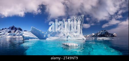 Eisberg, der vor der Küste der Antarktis schwimmt. Stockfoto