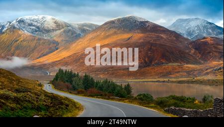 Auto auf einer Landstraße auf der Isle of Skye im Nordwesten Schottlands. UK Stockfoto