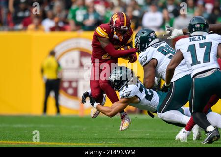 Landover, MD, USA. Oktober 2023. Der Washington Commanders Wide Receiver Dyami Brown (2) leitet den Ball während des Spiels zwischen den Philadelphia Eagles und den Washington Commanders in Landover, MD. Reggie Hildred/CSM/Alamy Live News Stockfoto