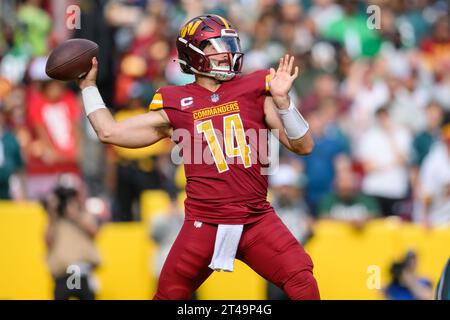Landover, MD, USA. Oktober 2023. Der Quarterback Sam Howell (14) der Washington Commanders wirft einen Pass während des Spiels zwischen den Philadelphia Eagles und den Washington Commanders in Landover, MD. Reggie Hildred/CSM/Alamy Live News Stockfoto
