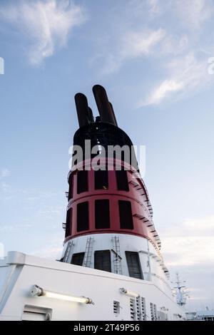 Der Trichter einer Viking Line Kreuzfahrtfähre in Mitternachtssommersonne, die auf einer Ostseekreuzfahrt zwischen Helsinki in Finnland, Åland und Schweden unterwegs ist. Stockfoto