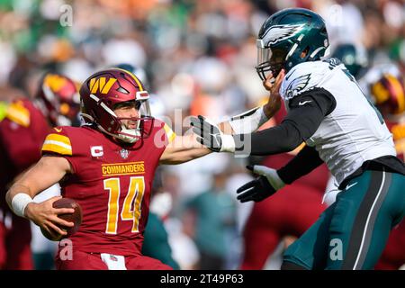 Landover, MD, USA. Oktober 2023. Der Quarterback Sam Howell (14) der Washington Commanders hält den Linebacker Haason Reddick (7) der Philadelphia Eagles im NFL-Spiel zwischen den Philadelphia Eagles und den Washington Commanders in Landover, MD. Reggie Hildred/CSM/Alamy Live News Stockfoto