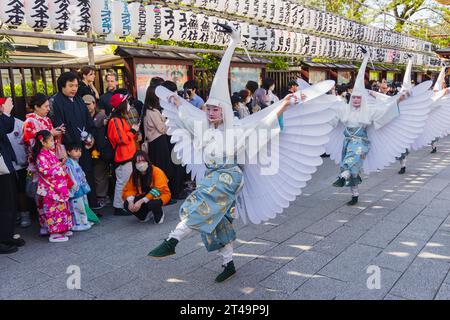 Tokio, Japan - 9. April 2023: Parade bei einer Matsuri im Senso-Ji-Tempel in Asakusa mit nicht identifizierten Personen. Stockfoto