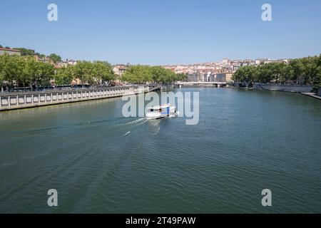 Frankreich, Lyon, 26. Juli 2019. Hybrid-Elektro-Diesel-Vaporetto auf der Saône Stockfoto