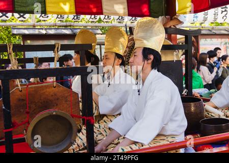 Tokio, Japan - 9. April 2023: Parade bei einer Matsuri im Senso-Ji-Tempel in Asakusa mit nicht identifizierten Personen. Stockfoto