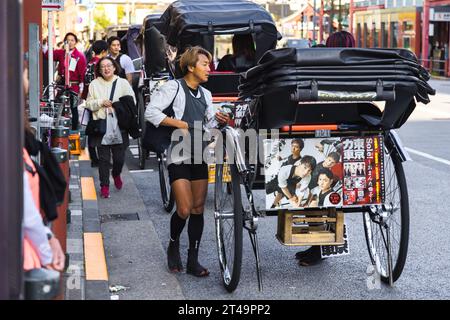 Tokio, Japan - 9. April 2023: Unbekannter Rikscha-Fahrer mit einer Rikscha auf der Straße in Asakusa. Rikschas sind eine beliebte Touristenattraktion in Th Stockfoto