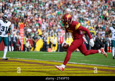 Landover, MD, USA. Oktober 2023. Jahan Dotson (1) der Washington Commanders erhält einen Pass für einen Touchdown während des Spiels zwischen den Philadelphia Eagles und den Washington Commanders in Landover, MD. Reggie Hildred/CSM/Alamy Live News Stockfoto