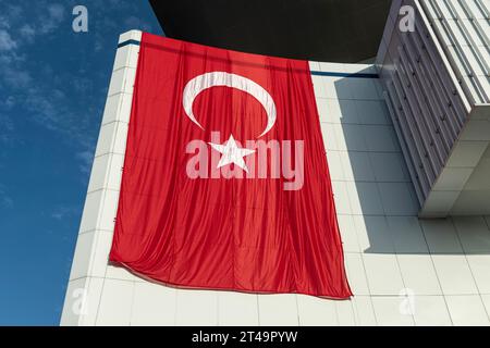 ISTANBUL, TÜRKEI - 29. OKTOBER 2029: Hintergrund der roten türkischen Nationalflagge, die am Fenster des Gebäudes hängt. Stockfoto