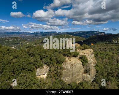 Aus der Vogelperspektive der Eremitage Sant Feliuet de Savassona auf einer Klippe in Les Guilleries (Osona, Barcelona, Katalonien, Spanien) Stockfoto