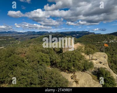 Aus der Vogelperspektive der Eremitage Sant Feliuet de Savassona auf einer Klippe in Les Guilleries (Osona, Barcelona, Katalonien, Spanien) Stockfoto