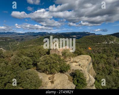 Aus der Vogelperspektive der Eremitage Sant Feliuet de Savassona auf einer Klippe in Les Guilleries (Osona, Barcelona, Katalonien, Spanien) Stockfoto