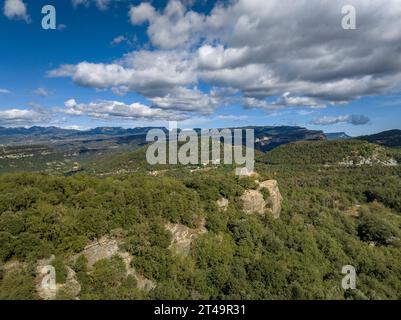 Aus der Vogelperspektive der Eremitage Sant Feliuet de Savassona auf einer Klippe in Les Guilleries (Osona, Barcelona, Katalonien, Spanien) Stockfoto