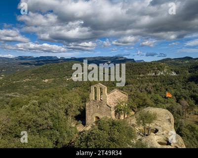 Aus der Vogelperspektive der Eremitage Sant Feliuet de Savassona auf einer Klippe in Les Guilleries (Osona, Barcelona, Katalonien, Spanien) Stockfoto