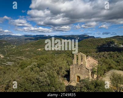 Aus der Vogelperspektive der Eremitage Sant Feliuet de Savassona auf einer Klippe in Les Guilleries (Osona, Barcelona, Katalonien, Spanien) Stockfoto