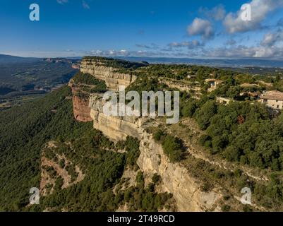 Luftaufnahme der Klippen des Tavertet in Collsacabra an einem Herbstmorgen (Osona, Barcelona, Katalonien, Spanien) ESP: Vista aérea de acantilados Tavertet Stockfoto