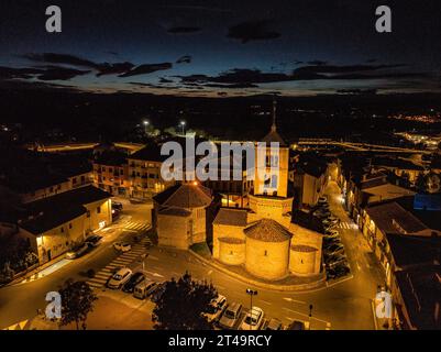 Luftaufnahme der Stadt und der romanischen Kirche Santa Eugènia de Berga bei Nacht, in Plana de Vic (Osona, Barcelona, Katalonien, Spanien) Stockfoto