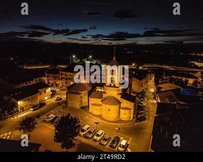 Luftaufnahme der Stadt und der romanischen Kirche Santa Eugènia de Berga bei Nacht, in Plana de Vic (Osona, Barcelona, Katalonien, Spanien) Stockfoto