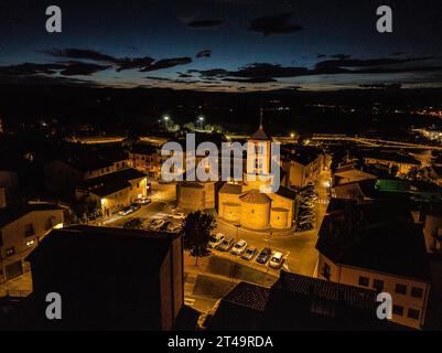 Luftaufnahme der Stadt und der romanischen Kirche Santa Eugènia de Berga bei Nacht, in Plana de Vic (Osona, Barcelona, Katalonien, Spanien) Stockfoto