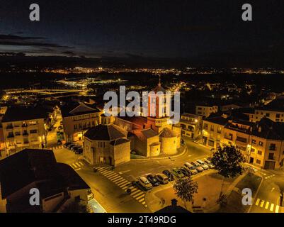 Luftaufnahme der Stadt und der romanischen Kirche Santa Eugènia de Berga bei Nacht, in Plana de Vic (Osona, Barcelona, Katalonien, Spanien) Stockfoto