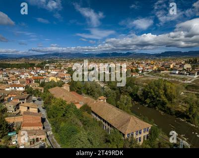 Luftaufnahme der Stadt Roda de Ter neben dem Fluss Ter, in Plana de Vic (Osona, Barcelona, Katalonien, Spanien) ESP: Vista aérea de Roda de Ter Stockfoto