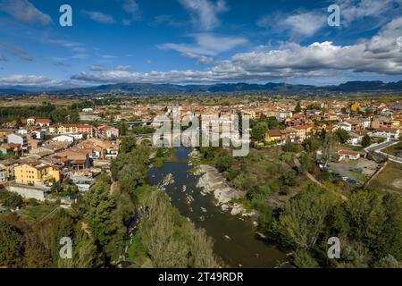 Luftaufnahme der Stadt Roda de Ter neben dem Fluss Ter, in Plana de Vic (Osona, Barcelona, Katalonien, Spanien) ESP: Vista aérea de Roda de Ter Stockfoto