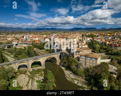 Luftaufnahme der Stadt Roda de Ter neben dem Fluss Ter, in Plana de Vic (Osona, Barcelona, Katalonien, Spanien) ESP: Vista aérea de Roda de Ter Stockfoto