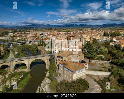 Luftaufnahme der Stadt Roda de Ter neben dem Fluss Ter, in Plana de Vic (Osona, Barcelona, Katalonien, Spanien) ESP: Vista aérea de Roda de Ter Stockfoto