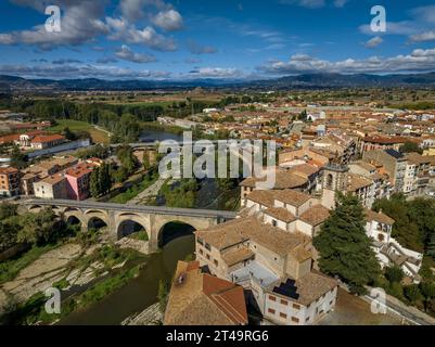 Luftaufnahme der Stadt Roda de Ter neben dem Fluss Ter, in Plana de Vic (Osona, Barcelona, Katalonien, Spanien) ESP: Vista aérea de Roda de Ter Stockfoto