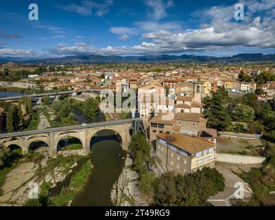 Luftaufnahme der Stadt Roda de Ter neben dem Fluss Ter, in Plana de Vic (Osona, Barcelona, Katalonien, Spanien) ESP: Vista aérea de Roda de Ter Stockfoto