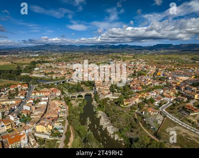 Luftaufnahme der Stadt Roda de Ter neben dem Fluss Ter, in Plana de Vic (Osona, Barcelona, Katalonien, Spanien) ESP: Vista aérea de Roda de Ter Stockfoto