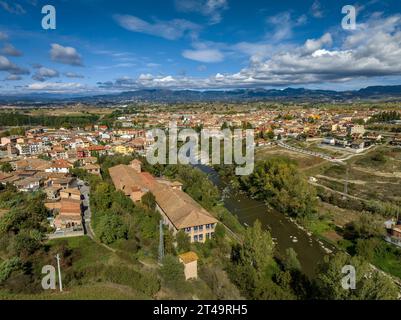 Luftaufnahme der Stadt Roda de Ter neben dem Fluss Ter, in Plana de Vic (Osona, Barcelona, Katalonien, Spanien) ESP: Vista aérea de Roda de Ter Stockfoto