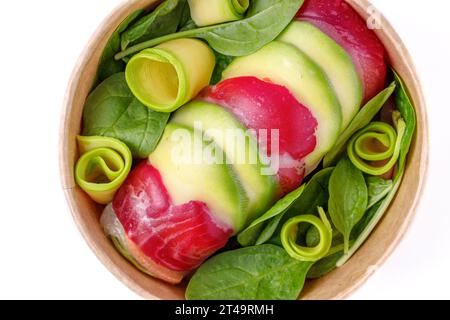 Frühlingsrollen mit Thunfisch auf weißem Hintergrund für eine Lebensmittellieferstelle 3 Stockfoto