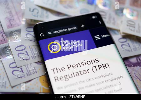 Das Logo der Pensionsregulierungsbehörde, das auf ihrer Website auf dem Smartphone zu sehen ist. TPR ist eine öffentliche Einrichtung, die die Rentensysteme im Vereinigten Königreich regelt. Stafford, Vereinigte Staaten Stockfoto