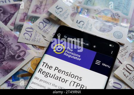 Das Logo der Pensionsregulierungsbehörde, das auf ihrer Website auf dem Smartphone zu sehen ist. TPR ist eine öffentliche Einrichtung, die die Rentensysteme im Vereinigten Königreich regelt. Stafford, Vereinigte Staaten Stockfoto