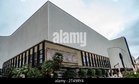 Nuovo Teatro Verdi in Brindisi, Italien, erbaut über den Ruinen alter römischer Straßen und Gebäude, die unter diesem Gebäude ausgestellt sind. Stockfoto