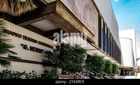 Nuovo Teatro Verdi in Brindisi, Italien, erbaut über den Ruinen alter römischer Straßen und Gebäude, die unter diesem Gebäude ausgestellt sind. Stockfoto