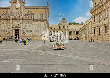 Der Domplatz in Lecce, Italien, ist ein sehr beliebter Touristenort. Stockfoto