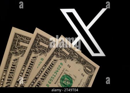 3 US-Dollar vor dem verschwommenen X-Logo der Social-Media-Plattform (z. B. Twitter). Konzept für den neuen 3-Dollar-Abonnementplan. Stafford, Vereinigtes Königreich, Stockfoto