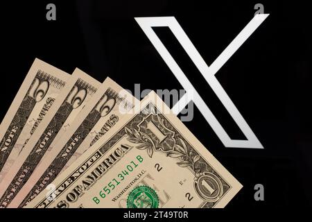 16 US-Dollar davor und verschwommenes X-Logo der Social-Media-Plattform (z. B. Twitter). Konzept für einen neuen Premium-Abonnementplan. Stafford, Vereinigtes Königreich, O Stockfoto