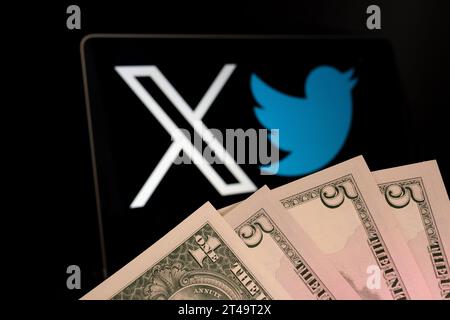 16 US-Dollar davor und verschwommenes X-Logo der Social-Media-Plattform (z. B. Twitter). Konzept für einen neuen Premium-Abonnementplan. Stafford, Vereinigtes Königreich, O Stockfoto
