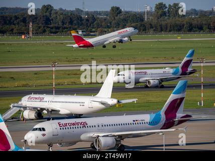 Flughafen Düsseldorf, Eurowings Flieger, auf dem Taxiway und Parkposition, Iberia Flieger beim Start, Luftverkehr DUS *** Flughafen Düsseldorf, Eurowings Flugzeug, auf dem Taxiway und Parkposition, Iberia Flugzeug startet, Air Traffic DUS Credit: Imago/Alamy Live News Stockfoto