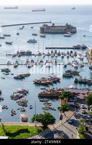 Salvador, Bahia, Brasilien - 21. April 2015: Blick auf die Bucht Allerheiligen in der Stadt Salvador, Bahia. Stockfoto