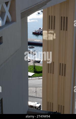 Salvador, Bahia, Brasilien - 21. April 2015: Blick von der Elevador Lacerda Postkarte auf die Stadt Salvador, Bahia. Stockfoto