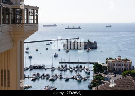 Salvador, Bahia, Brasilien - 21. April 2015: Blick von der Seite der Elevador Lacerda Postkarte auf die Stadt Salvador, Bahia. Stockfoto