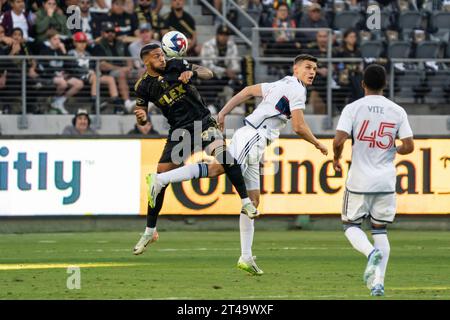 Der LAFC-Stürmer Denis Bouanga (99) gewinnt im 1. Spiel der ersten Runde des MLS Playo einen Kopfball gegen den Vancouver Whitecaps-Verteidiger Ranko Veselinović (4) Stockfoto